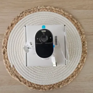 Cámara Arlo Essential Outdoor Spotlight.