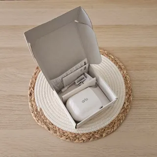 Cámara Arlo Essential Outdoor Spotlight.