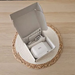 Cámara Arlo Essential Outdoor Spotlight.