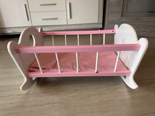 Cuna de madera para muñecas rosa
