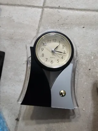 Reloj de sobremesa moderno