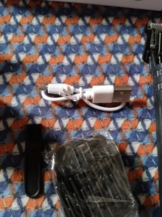 Tagliacapelli nero con drago in rilievo