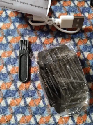 Tagliacapelli nero con drago in rilievo