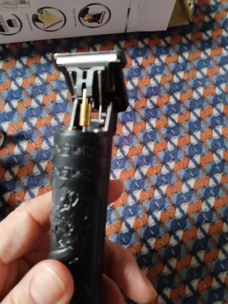 Tagliacapelli nero con drago in rilievo