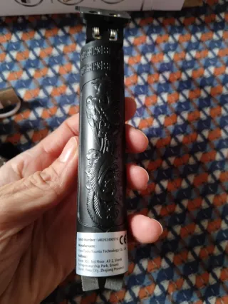 Tagliacapelli nero con drago in rilievo