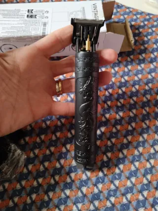 Tagliacapelli nero con drago in rilievo