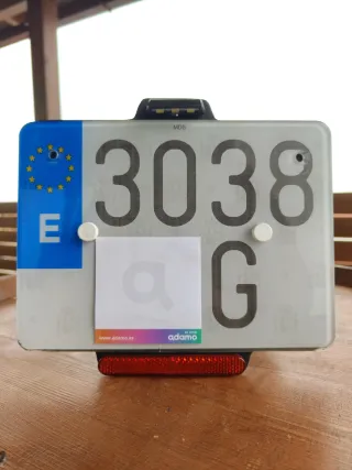 Porta matrículas lateral Benda 700 lfc