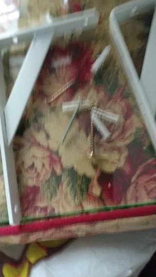 Soportes blancos con tacos y tornillos