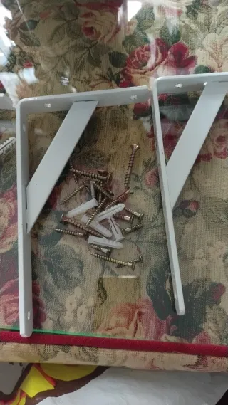 Soportes blancos con tacos y tornillos