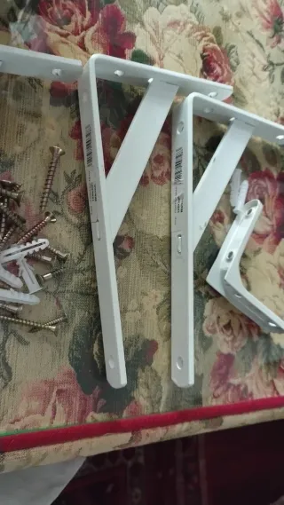 Soportes blancos con tacos y tornillos
