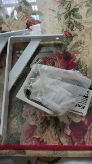 Soportes blancos con tacos y tornillos