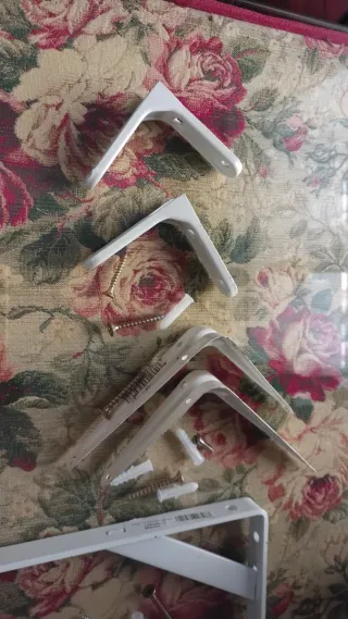 Soportes blancos con tacos y tornillos