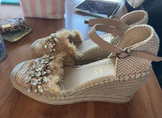 Sandalias cuña paja y pedrería