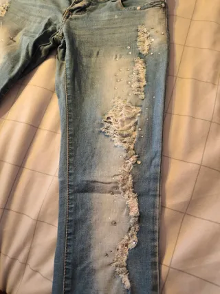 Jeans donna strappati con strass