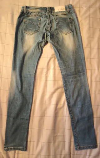 Jeans donna strappati con strass