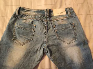 Jeans donna strappati con strass