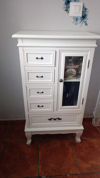Mueble blanco con cajones y vitrina