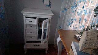 Mueble blanco con cajones y vitrina