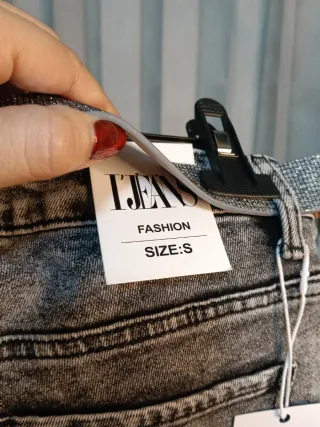 Pantalón vaquero gris con cinturón