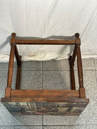 Mesa auxiliar decorada con escena