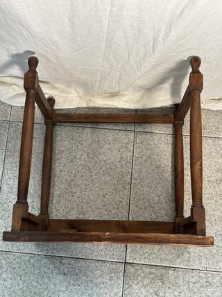 Mesa auxiliar decorada con escena