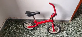 Bicicleta infantil roja