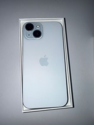 iPhone 15 256GB con fundas y cargador