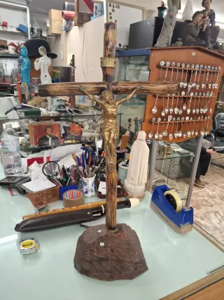 Cristo de metal y cruz de madera 71 cm