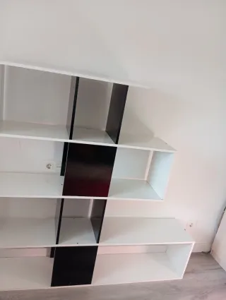 Estantería modular blanca y negra