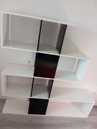 Estantería modular blanca y negra