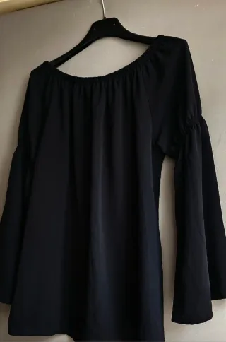 Maglia nera manica a campana