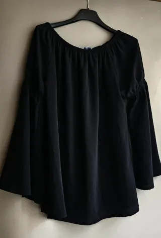 Maglia nera manica a campana