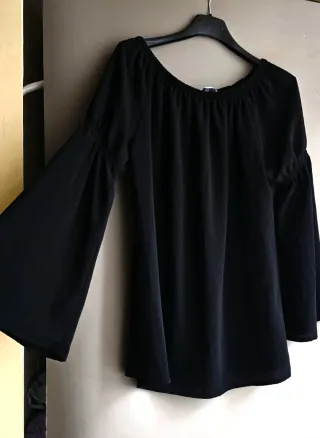 Maglia nera manica a campana