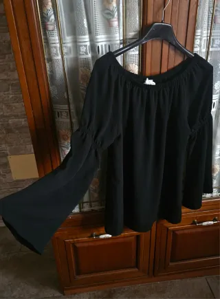 Maglia nera manica a campana