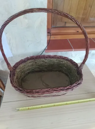 Cesta de mimbre ovalada con asa