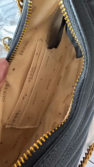 Bolso Guess Negro y Dorado
