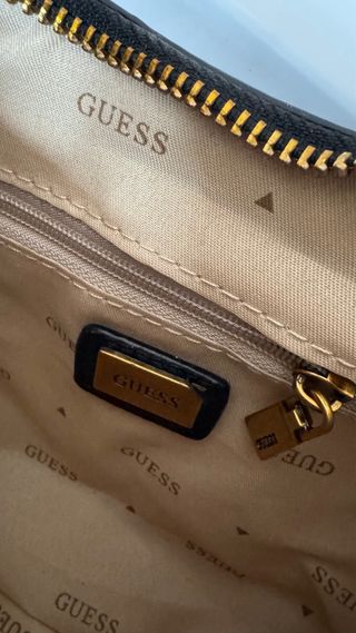 Bolso Guess Negro y Dorado