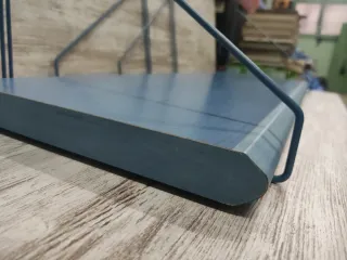 #ESTANTERÍA AZUL DE MADERA CON BALDAS METÁLICAS