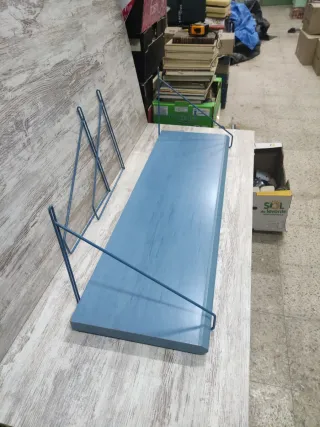 #ESTANTERÍA AZUL DE MADERA CON BALDAS METÁLICAS