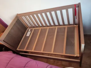 Cuna de madera gris y colchon