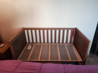 Cuna de madera gris y colchon