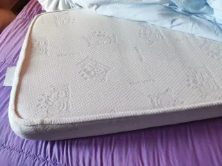 Cuna de madera gris y colchon