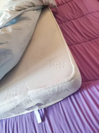 Cuna de madera gris y colchon