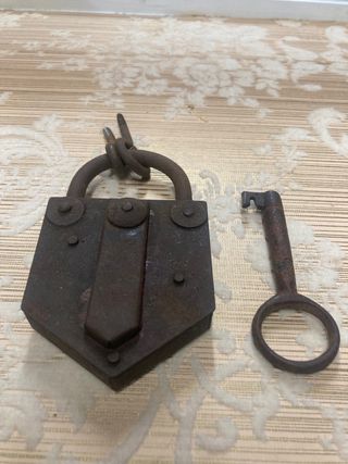 Antiguo candado de hierro con llave