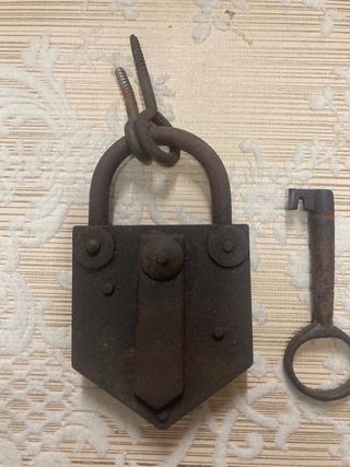 Antiguo candado de hierro con llave