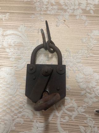 Antiguo candado de hierro con llave