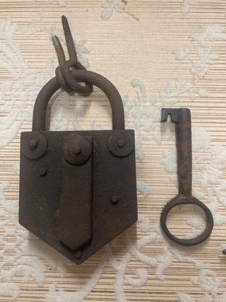 Antiguo candado de hierro con llave