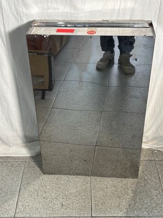 Vitrina de baño espejo de cristal y base de metal.