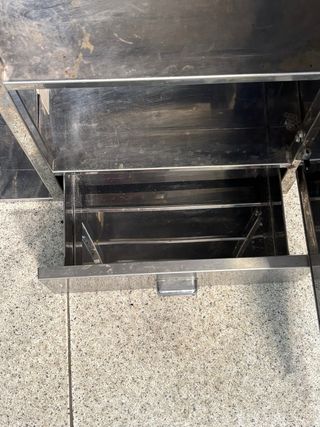 Vitrina de baño espejo de cristal y base de metal.