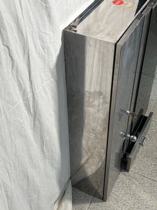 Vitrina de baño espejo de cristal y base de metal.